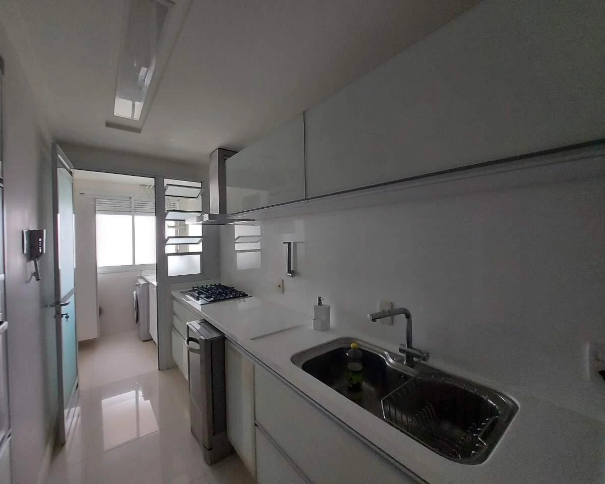 Квартира 149 м² с застеклённым балконом и грилем на балконе — photo 23