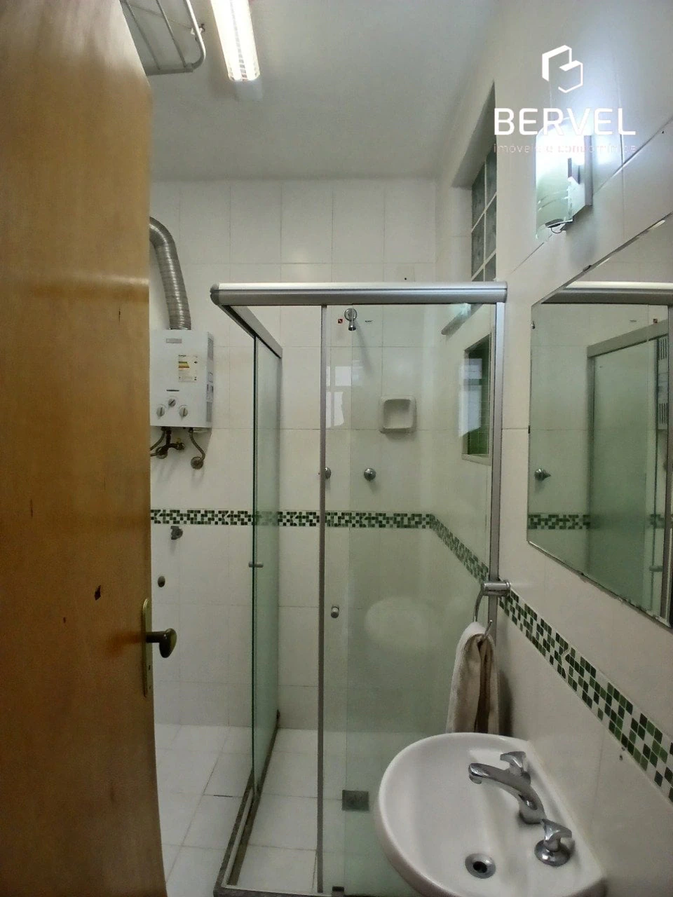 1-bedroom apartment with a glass-enclosed shower — photo 8