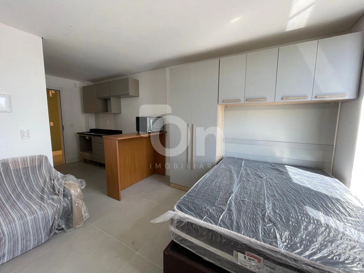 One-bedroom apartment with floor-to-ceiling windows — photo 3