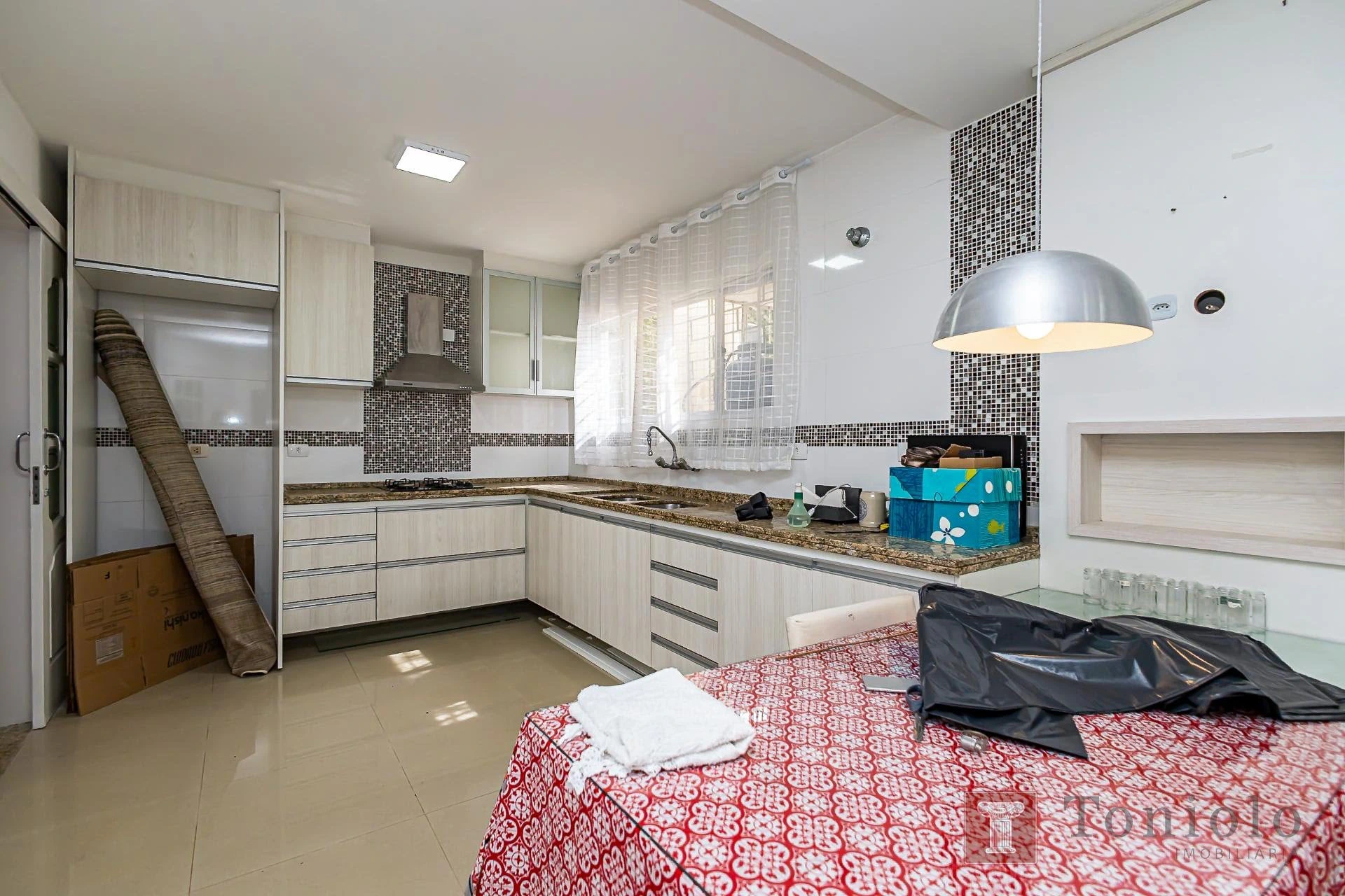 380 m² house with a bathtub and a walk-in closet — photo 2
