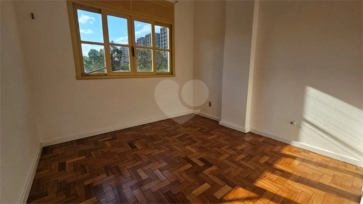Wood or laminate floors in a 2-bedroom apartment, 58 m² — photo 6