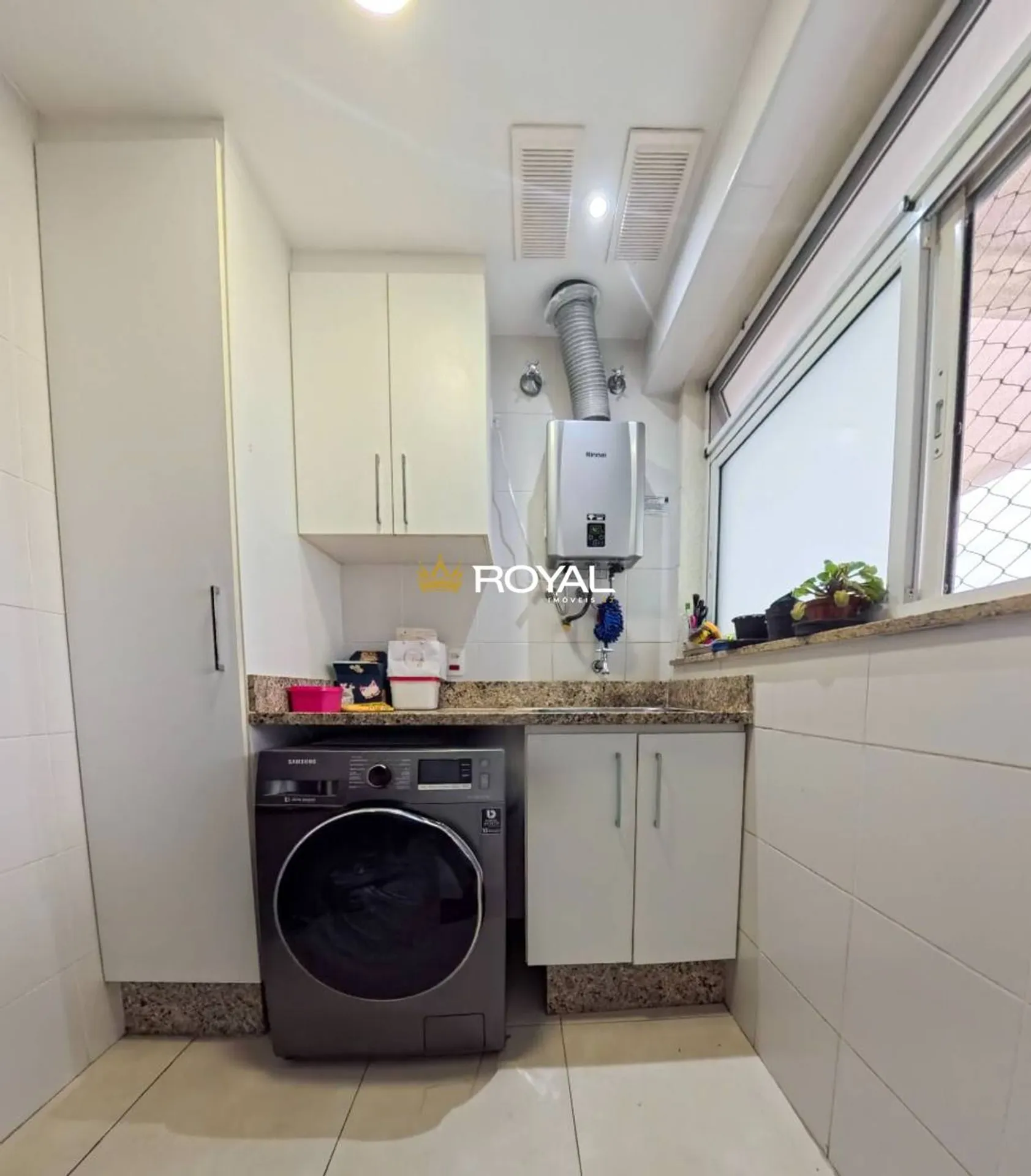 4-bedroom apartment in a building with a pool — photo 27