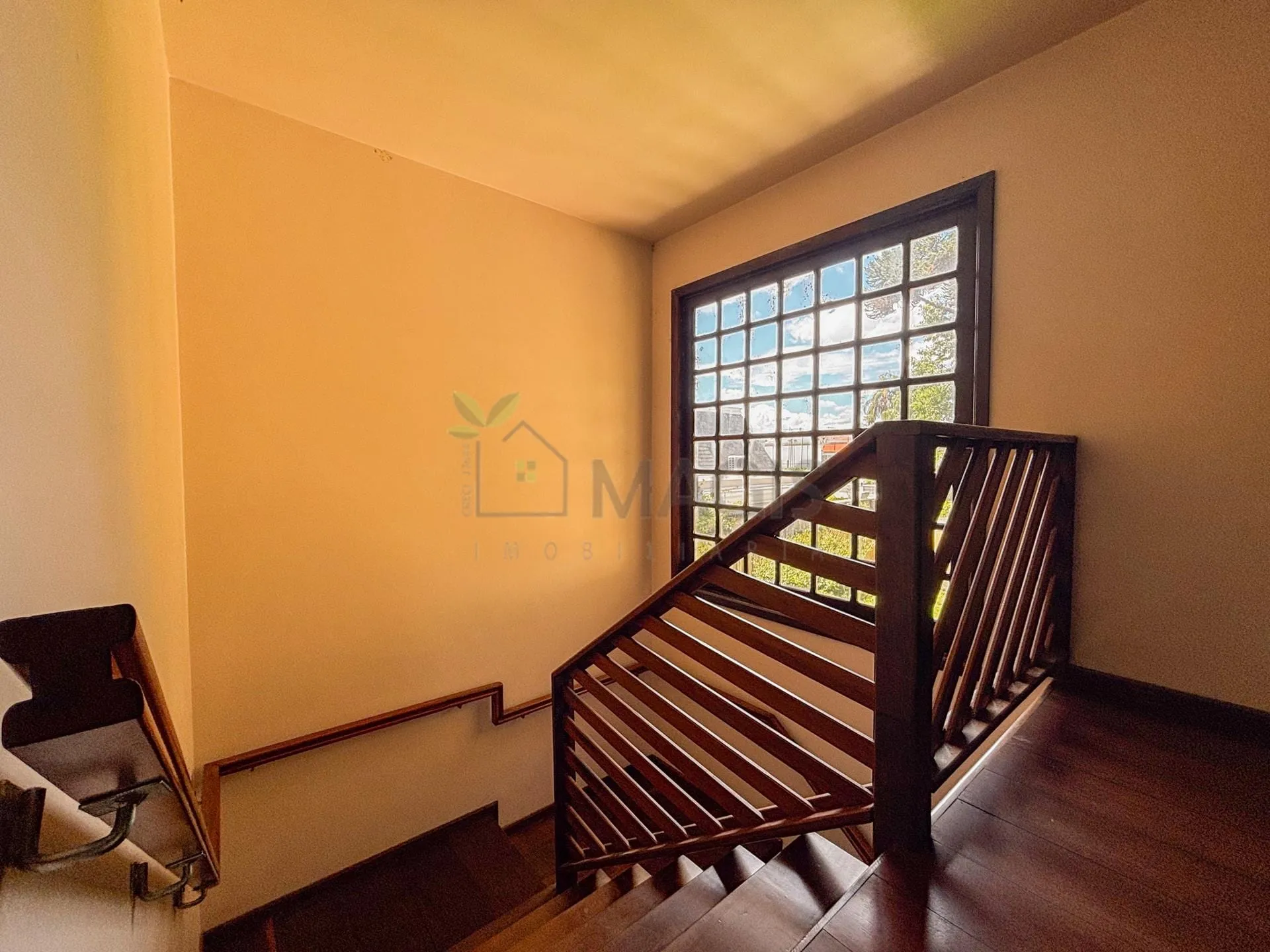 House with 5 bedrooms and 13 parking spaces across 2 floors — photo 16