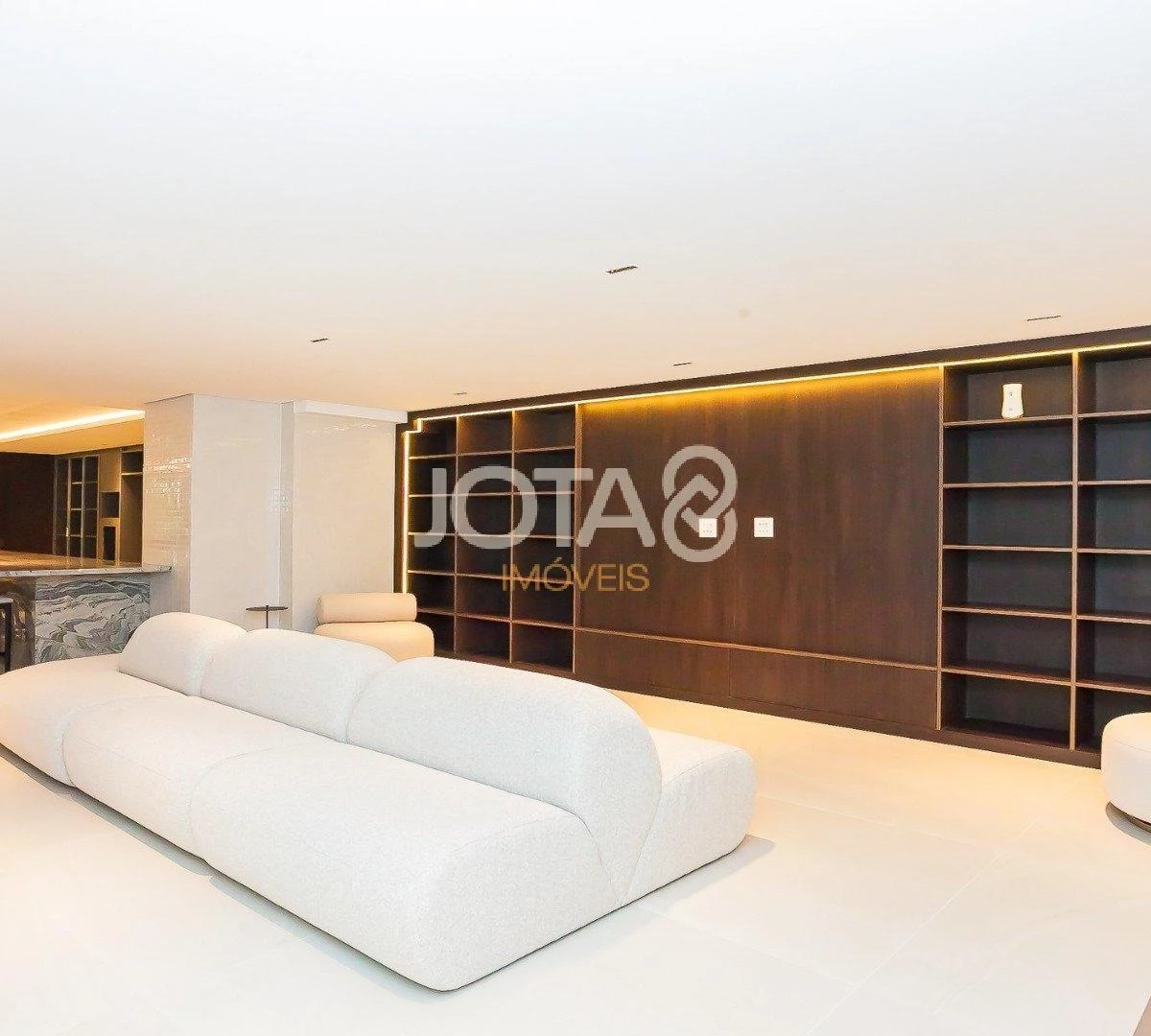 Balcony with a grill in a 3-bedroom apartment, 143 m² — photo 6