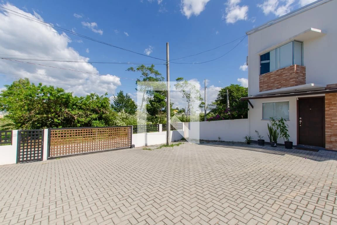 Unfurnished house with 2 bedrooms and 2 bathrooms