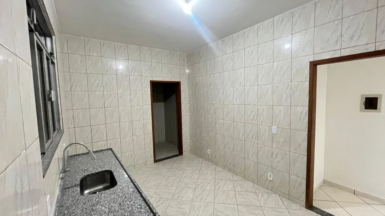 Casa sem mobília com 2 quartos e banheiro com box de vidro — photo 5