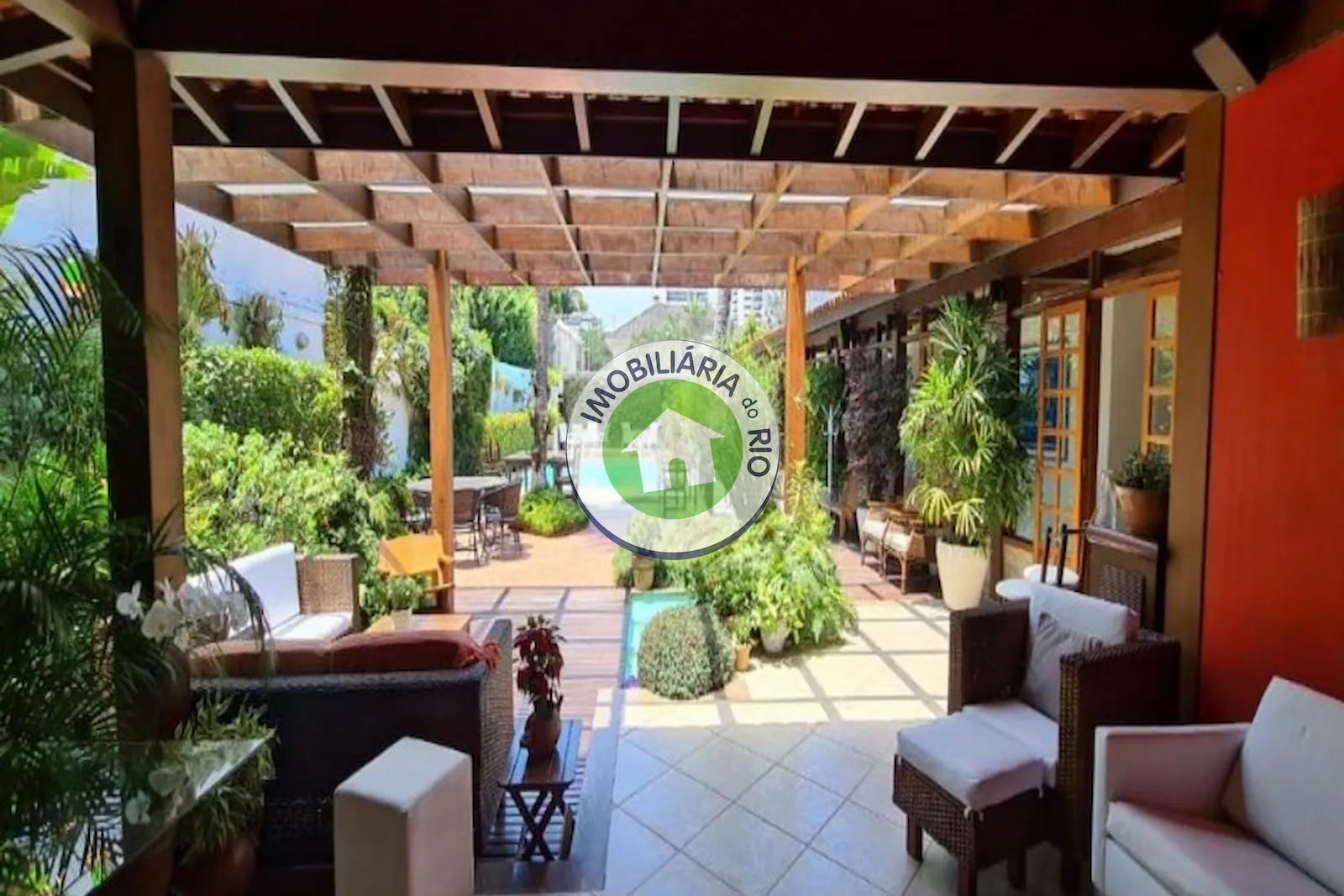 House with a balcony, 5 bedrooms and 5 bathrooms — photo 12