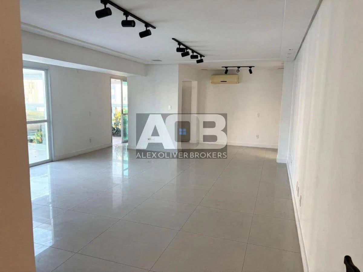 Apartment, 313 m², with a glass-enclosed balcony