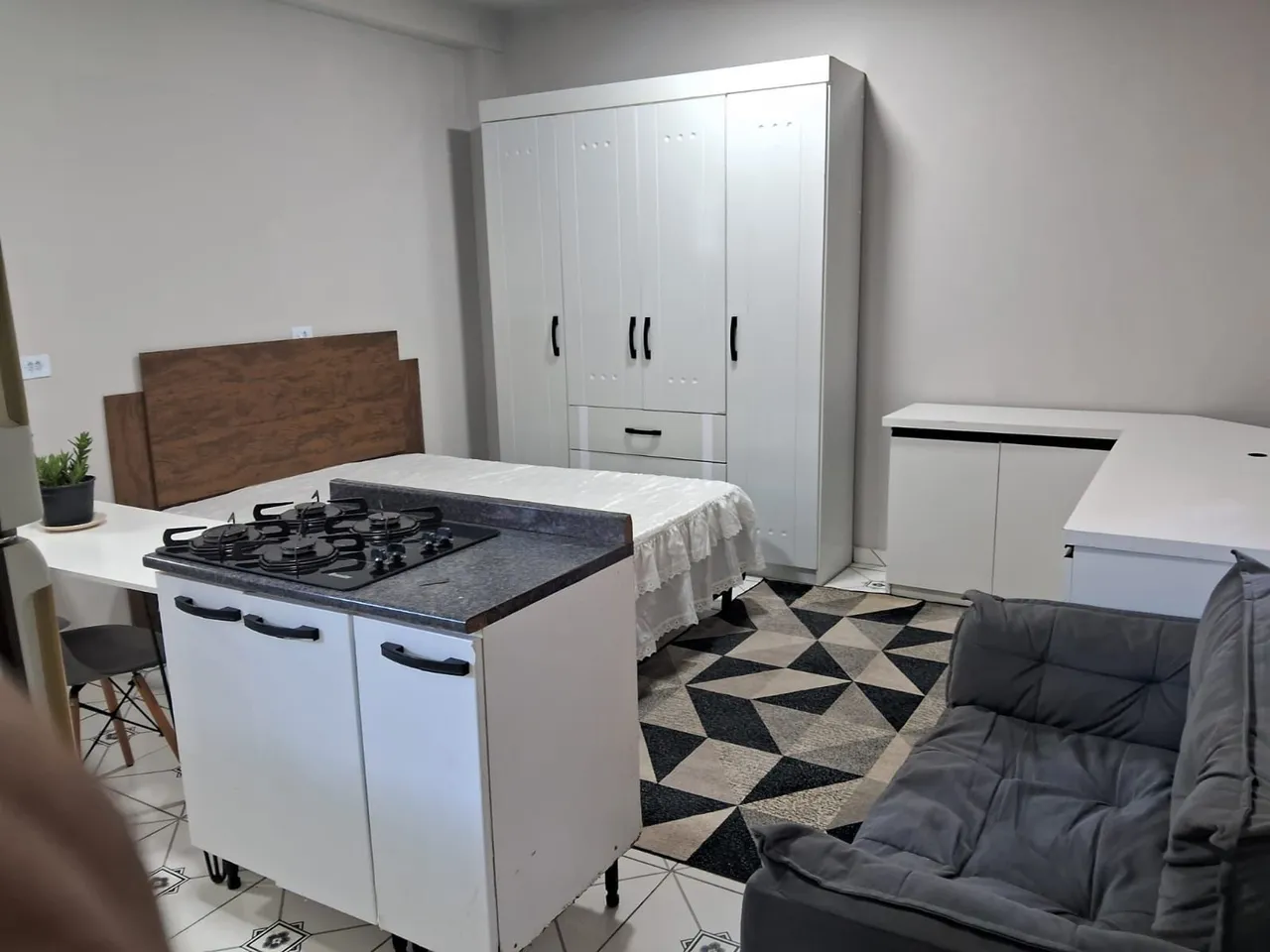 Furnished studio with 1 bedroom and 1 bathroom — photo 11