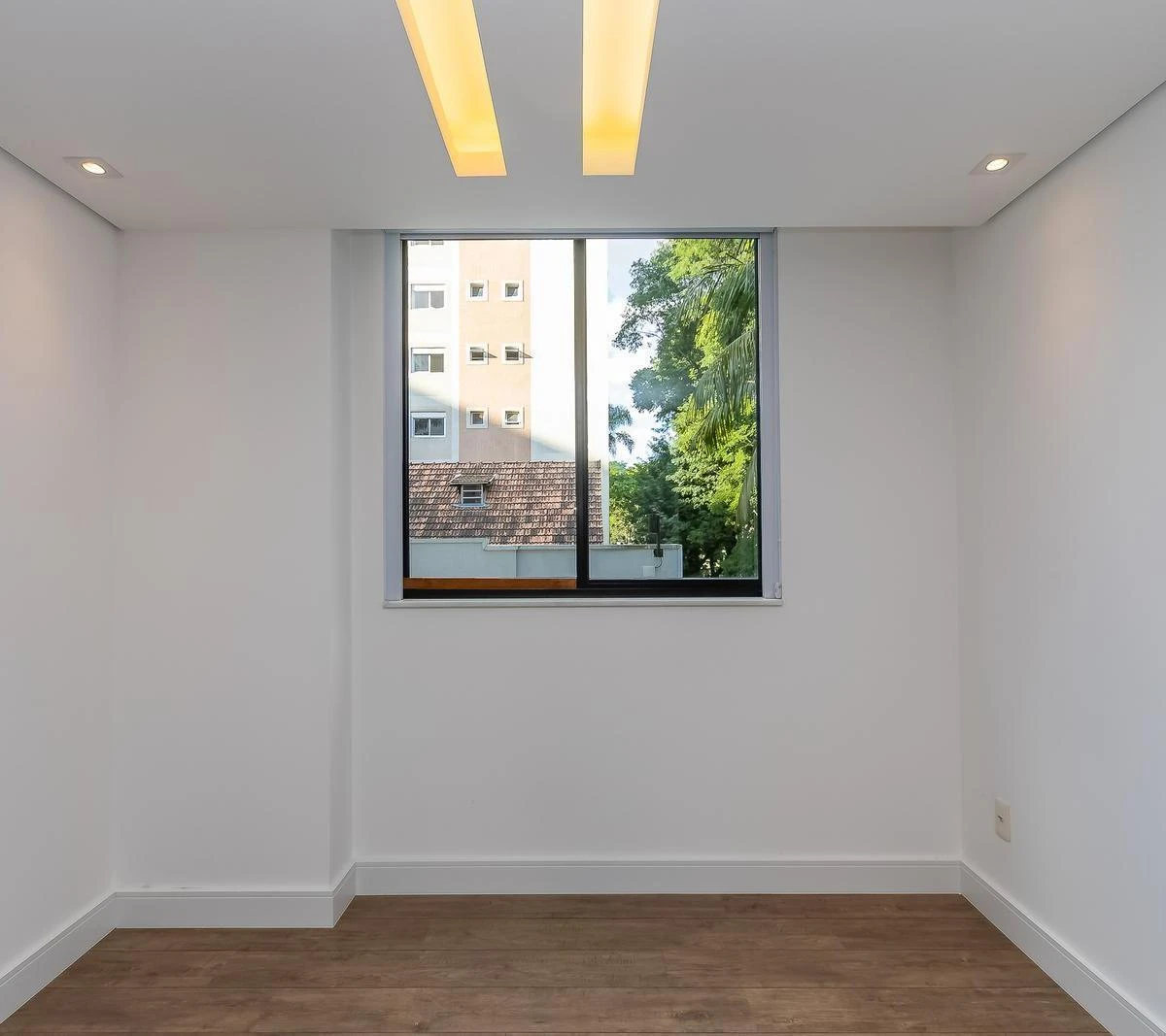 Apartamento de 2 quartos com janelas do piso ao teto
