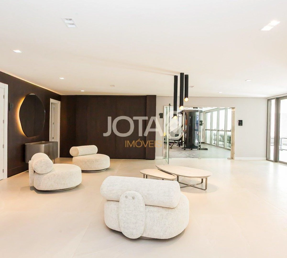 Balcony with a grill in a 3-bedroom apartment, 143 m² — photo 39