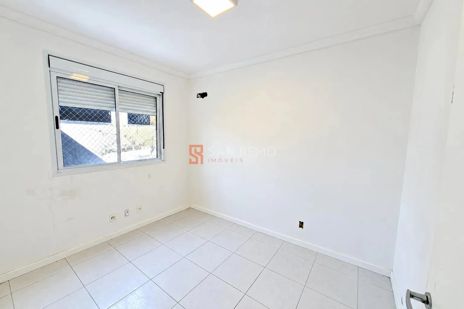 Balcony with a grill in a 3-bedroom apartment, 87 m² — photo 19