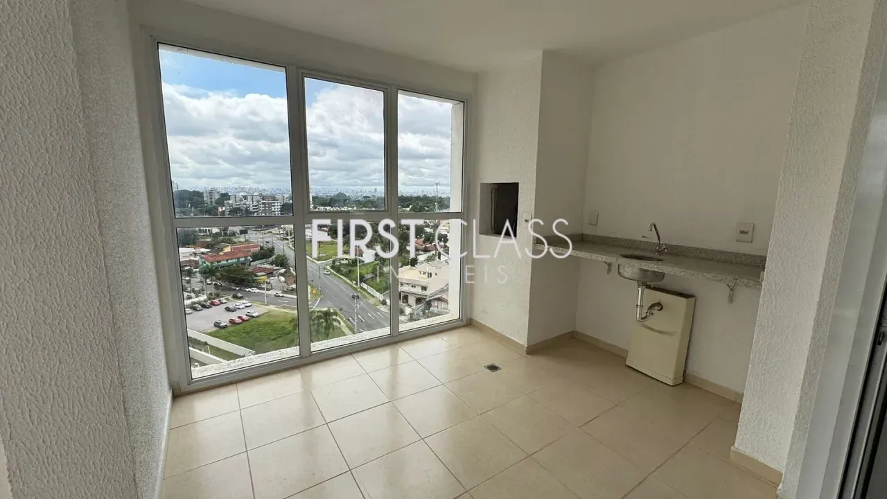 Wood or laminate floors in a 3-bedroom apartment, 113 m²