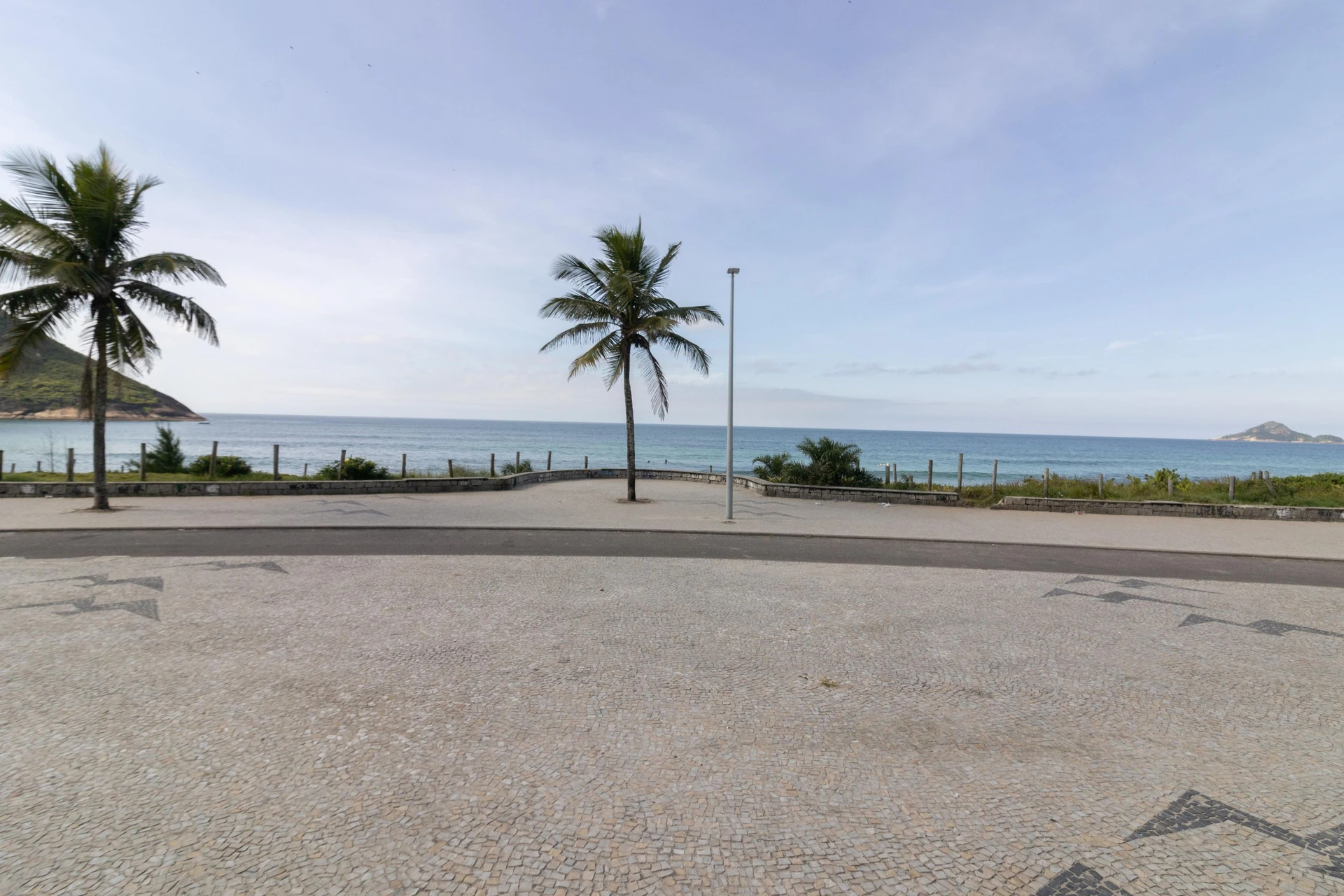 Furnished 1-bedroom apartment with a glass balcony — photo 36