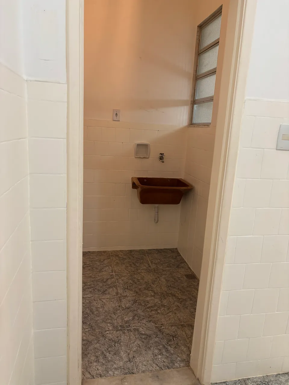 Unfurnished house with a glass shower and electric showerhead — photo 6