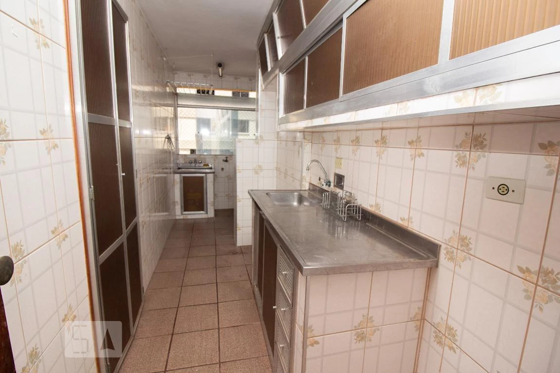 Apartamento de 2 quartos com sala e cozinha fechada
