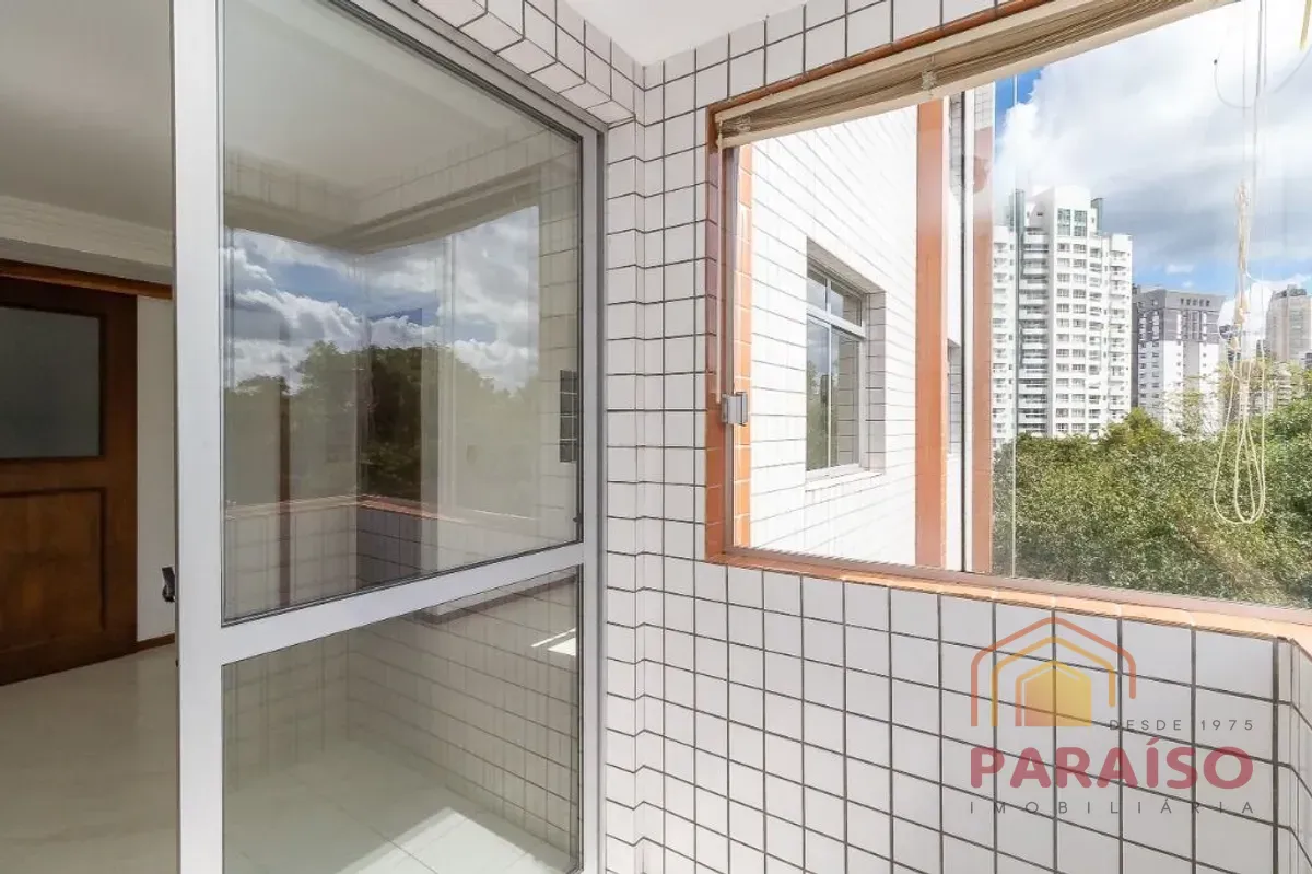 Balcony with a grill in a 2-bedroom apartment, 90 m²