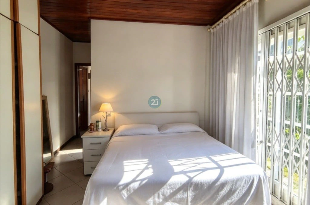 5-bedroom house with a home office — photo 10