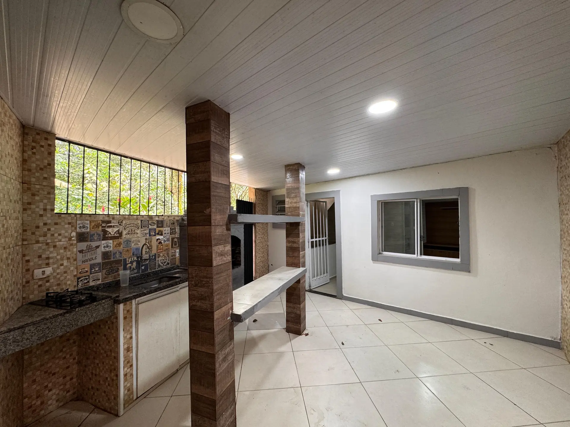 Balcony with a grill in a 2-bedroom house, 165 m² — photo 19