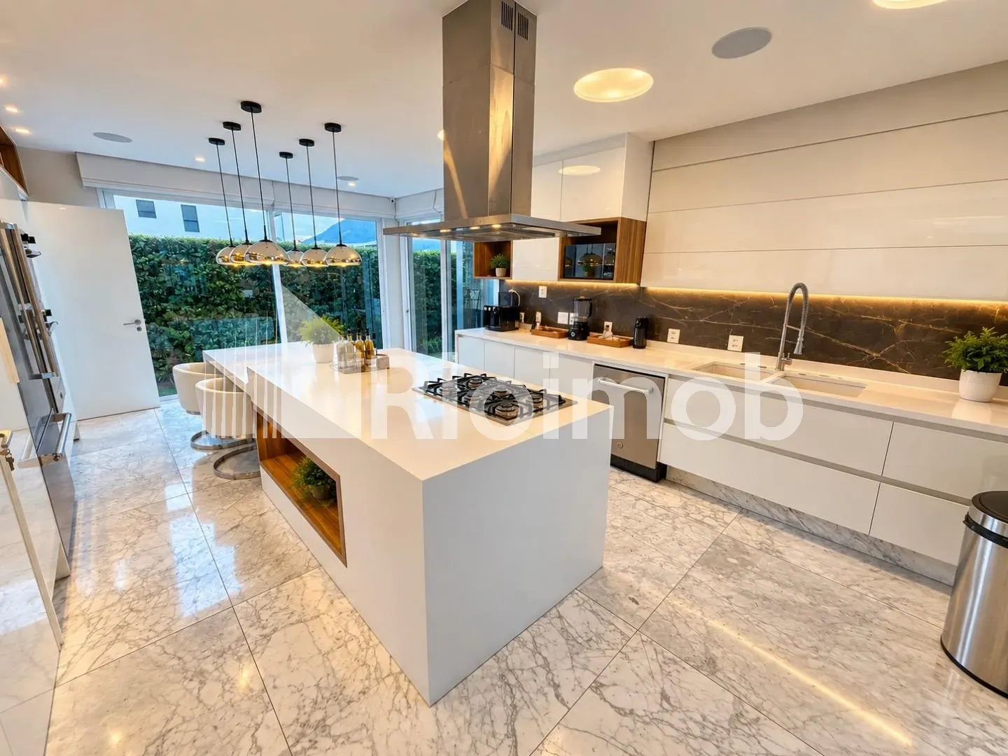 Ванна та 5 спалень: будинок 889 м² — photo 15