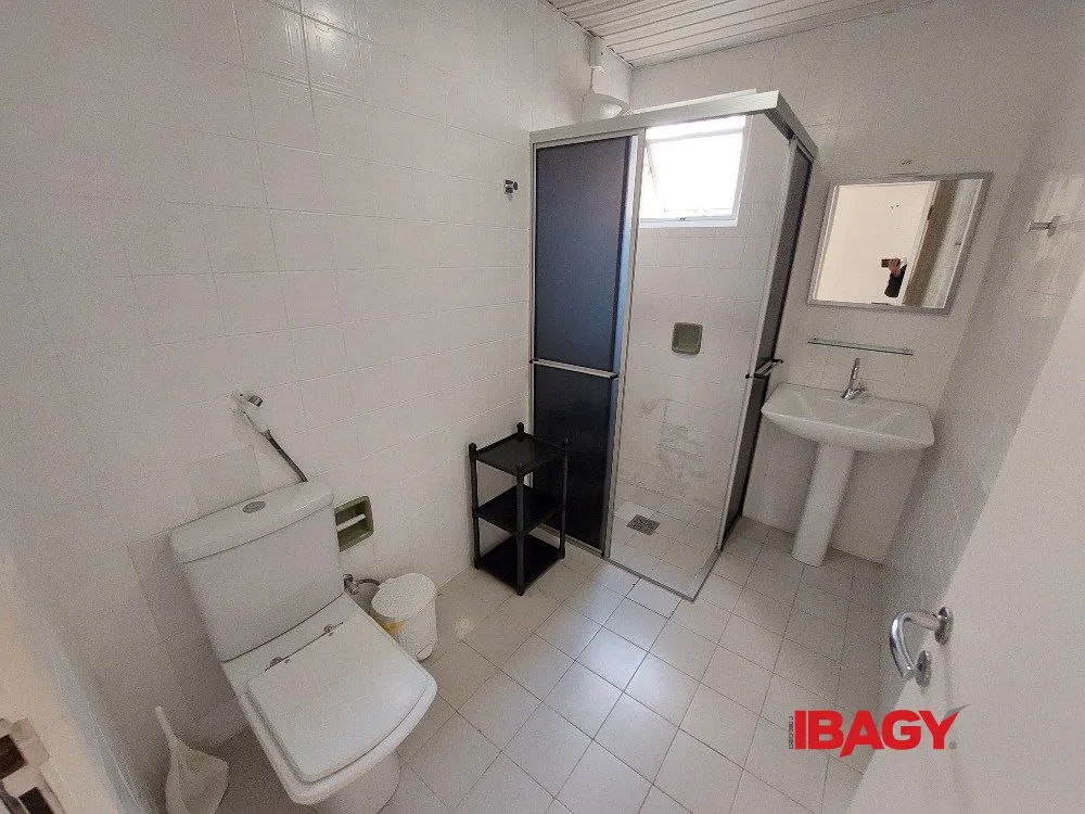 Apartamento de 1 dormitorio con cocina cerrada y plaza — photo 7
