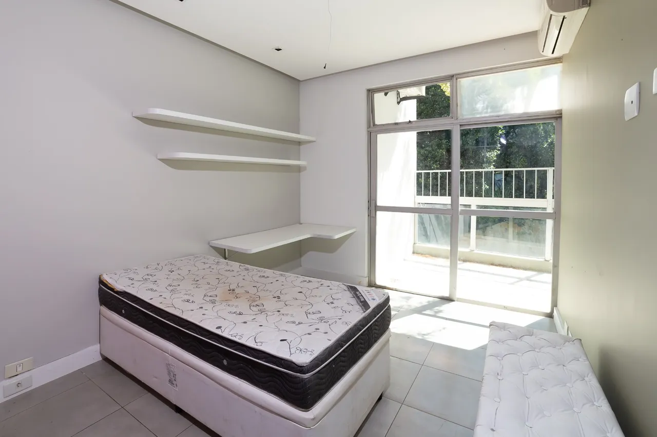 Unfurnished apartment with open-plan kitchen and 4 bedrooms — photo 8