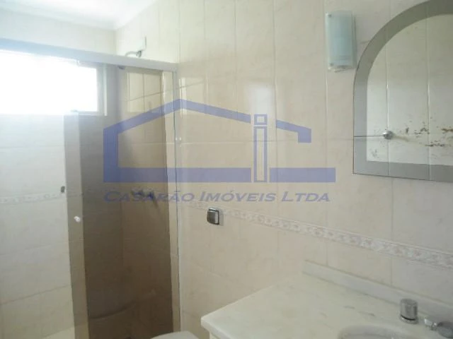 Balcony with a grill in a 3-bedroom apartment, 160 m² — photo 28