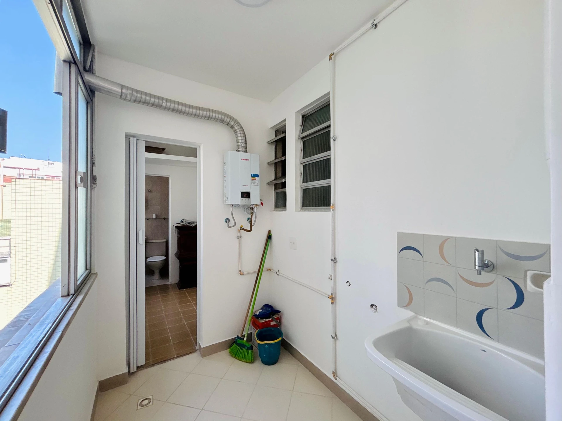 3-bedroom apartment with a mountain view — photo 38