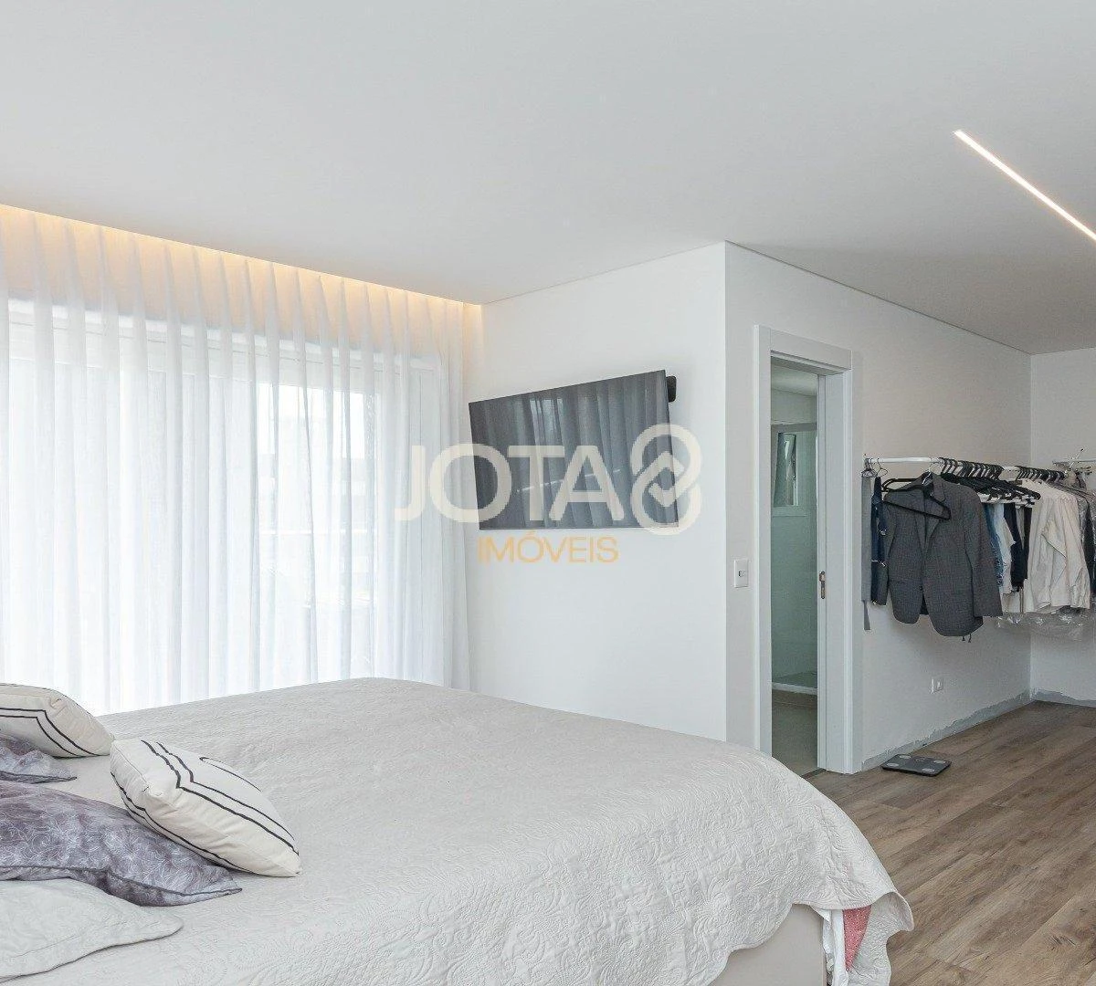 Floor-to-ceiling windows in a 3-bedroom apartment, 194 m² — photo 15