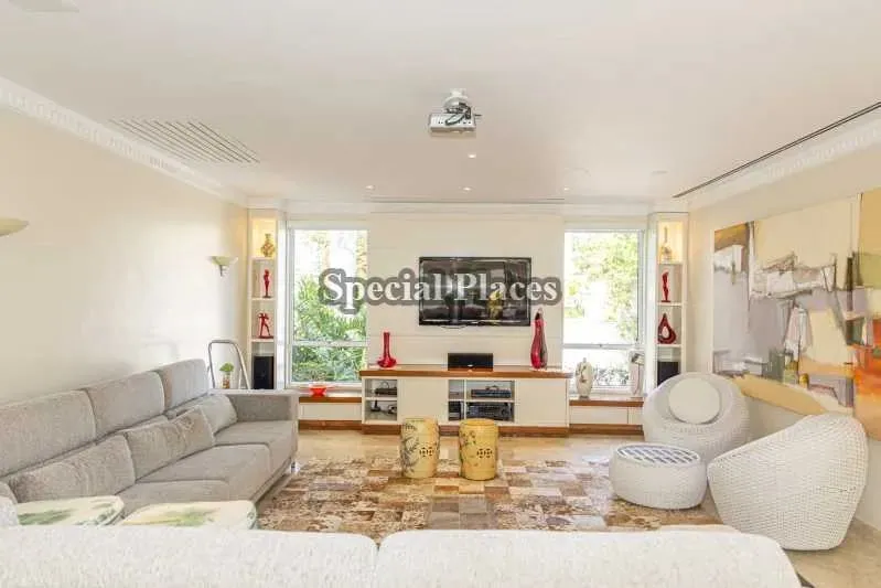 Furnished home with 5 bedrooms and 5 parking spaces — photo 7