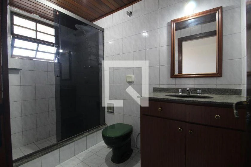 265 m² house with a home office and a bathtub — photo 48