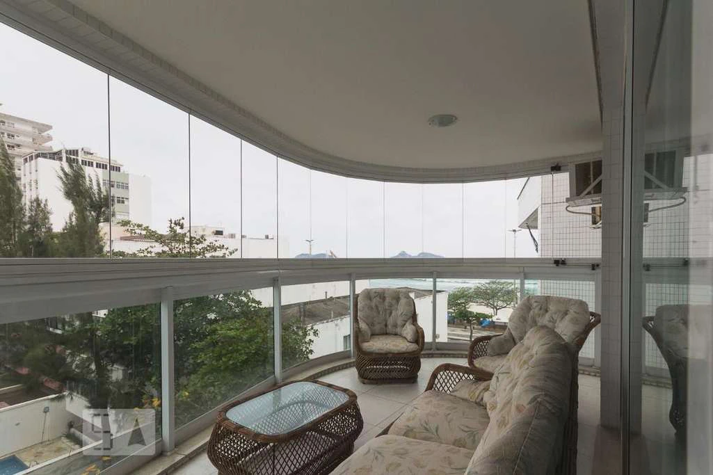 Rental apartment with 2 bedrooms and a glass balcony — photo 28