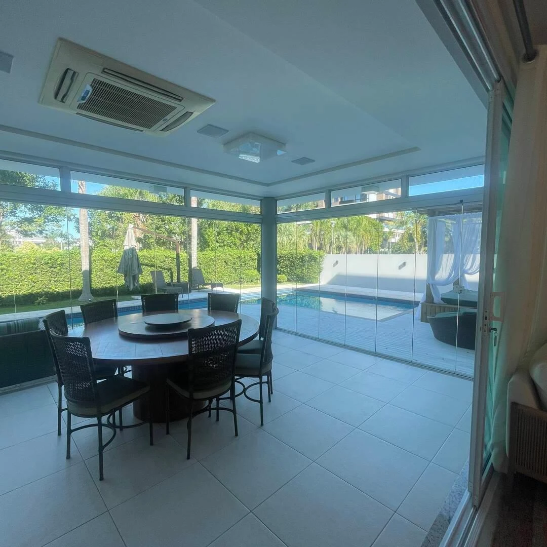 5-bedroom house with a glass-enclosed balcony — photo 26