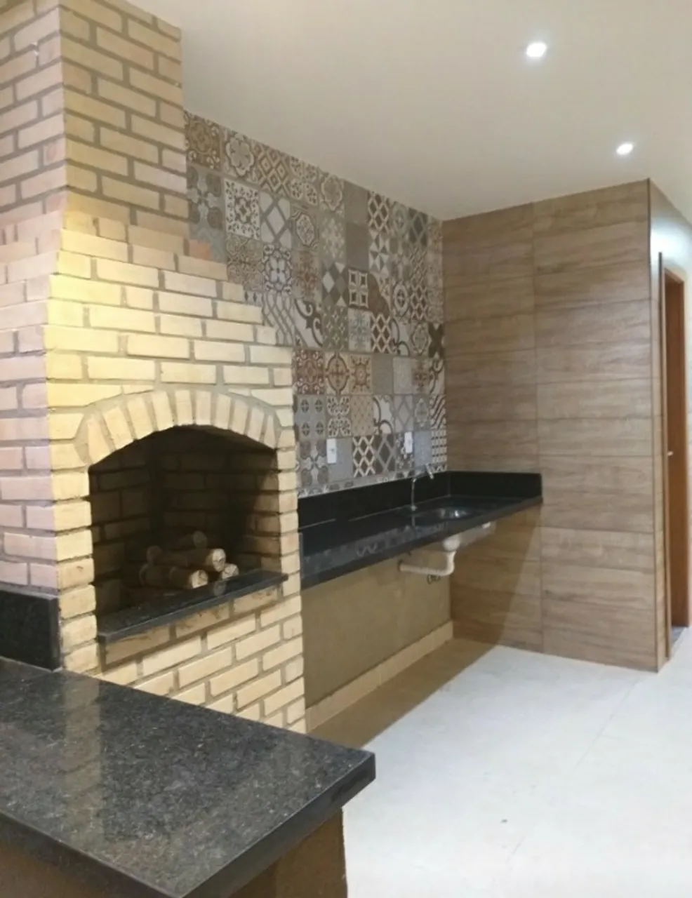 Casa com 5 quartos e 5 banheiros, cozinha com fogão a gás — photo 2