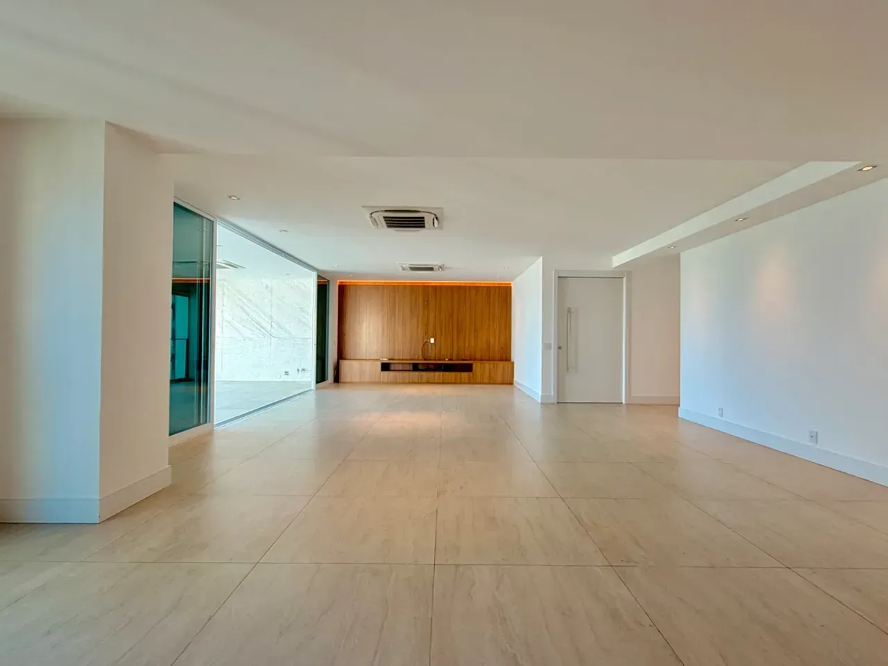 266 m² apartment with 3 bedrooms and an open kitchen — photo 4