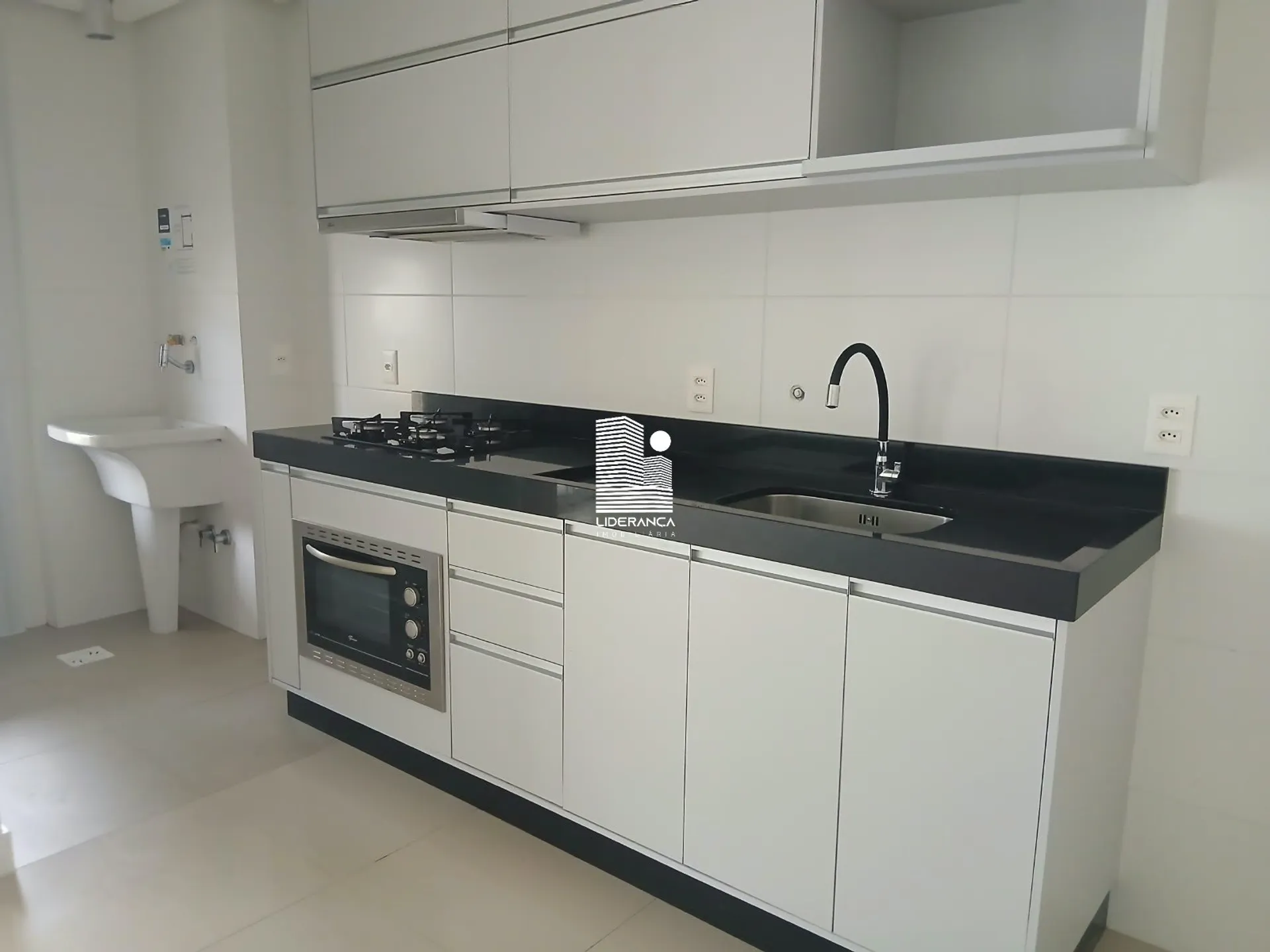 Balcony with a grill in a 2-bedroom apartment, 89 m²