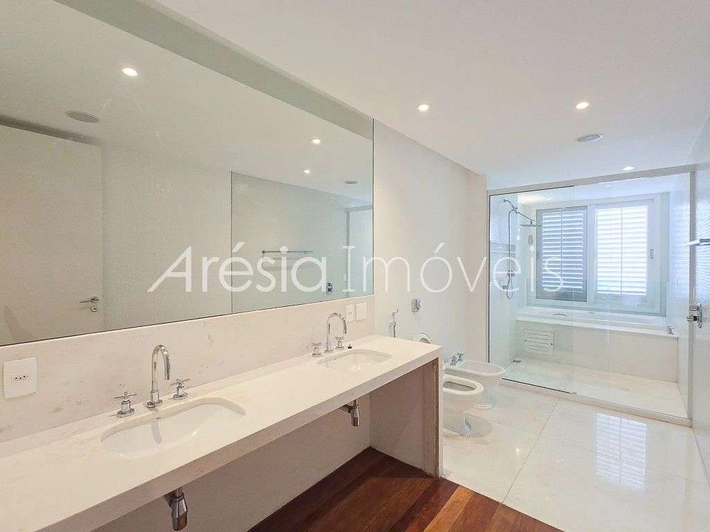 House with 3 en-suite bedrooms and 8 bathrooms 1100 m² — photo 24