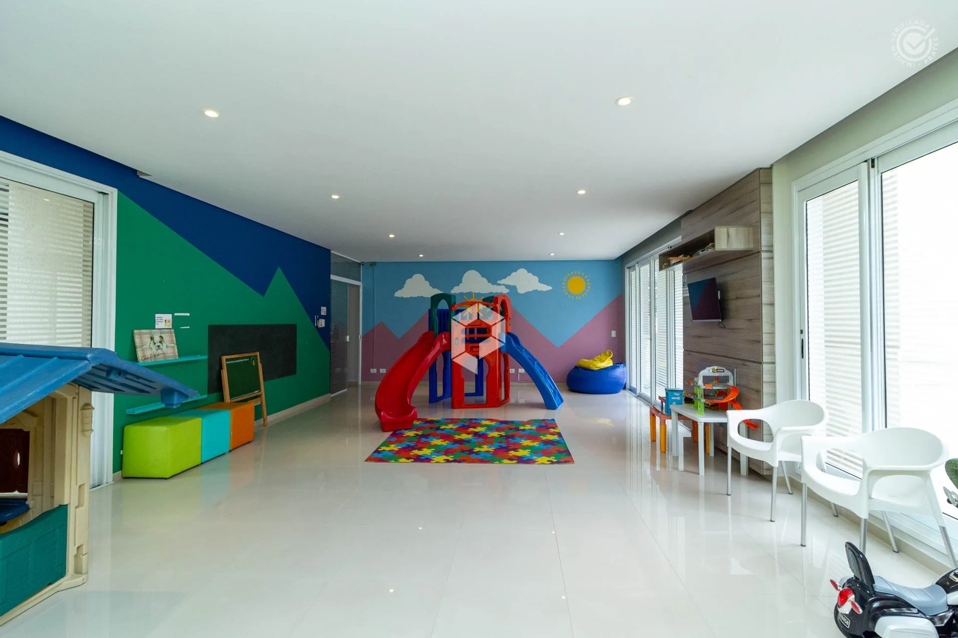 3-bedroom apartment with a glazed enclosed balcony — photo 29