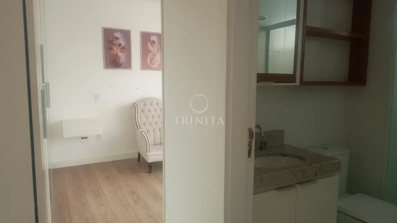 2-suite apartment with enclosed balcony and open-plan kitchen — photo 18