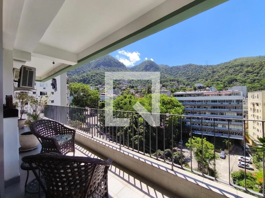 Furnished 4-bedroom apartment with balcony — photo 13