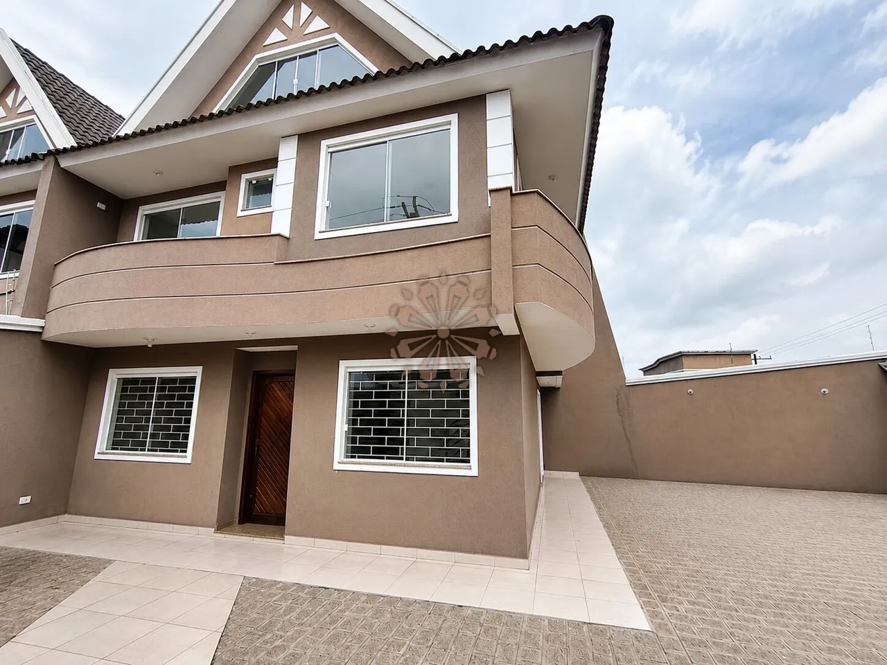House with 3 bedrooms and 3 bathrooms across 250 m²