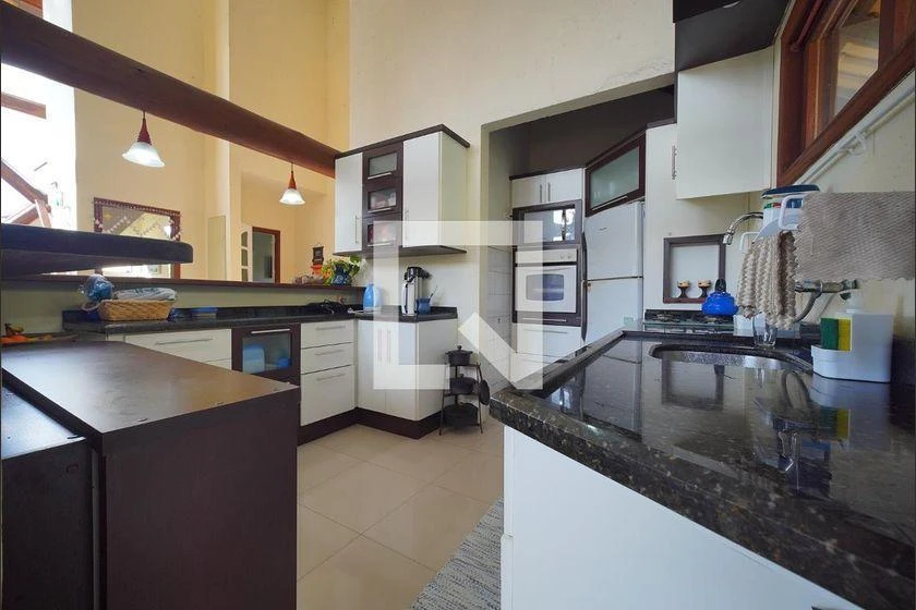 Walk-in closet in a 3-bedroom house, 225 m² — photo 23