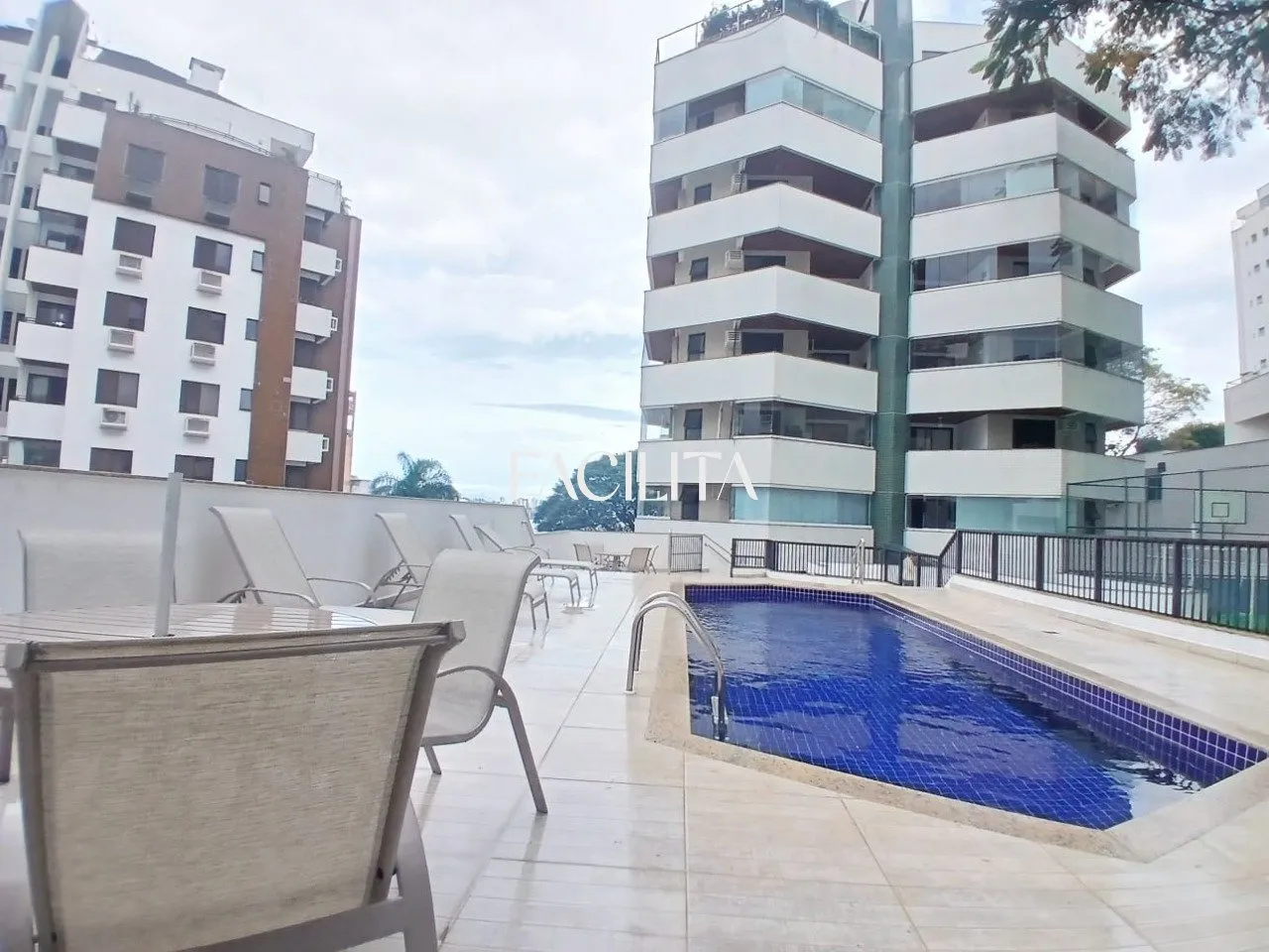 Apartamento de 3 dormitorios con baño en suite y balcón — photo 44