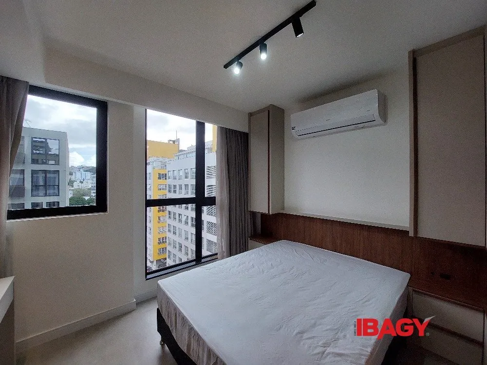Furnished studio with a glass-enclosed balcony — photo 96