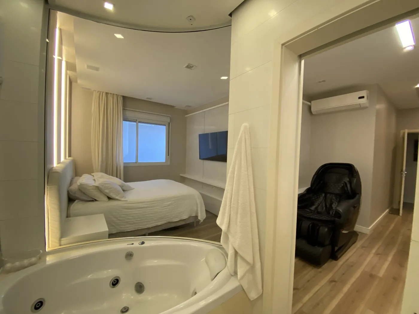 318 m² apartment with a bathtub and a water view — photo 14