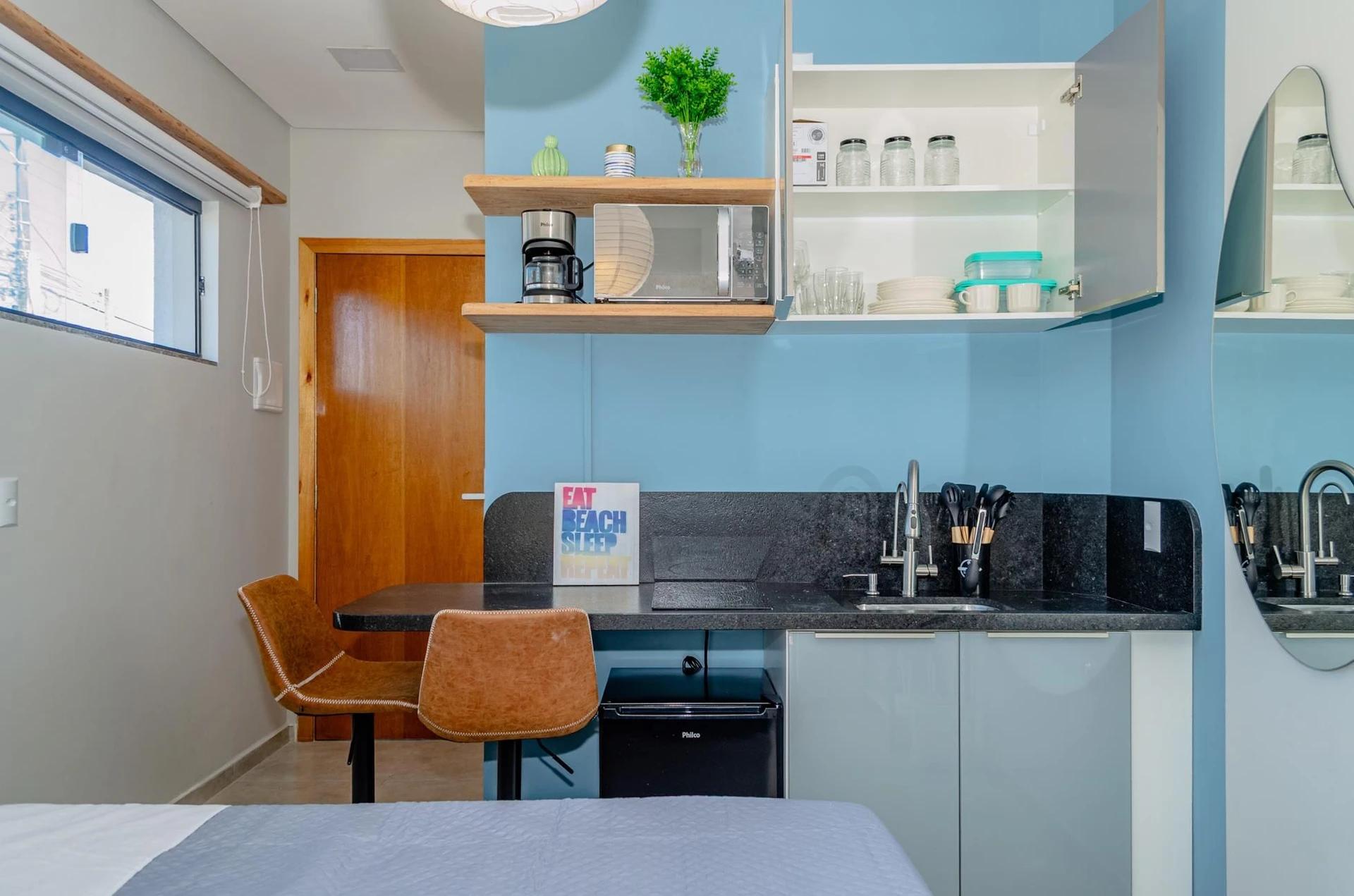 Departamento de 1 dormitorio con ventanales de piso a techo — photo 2