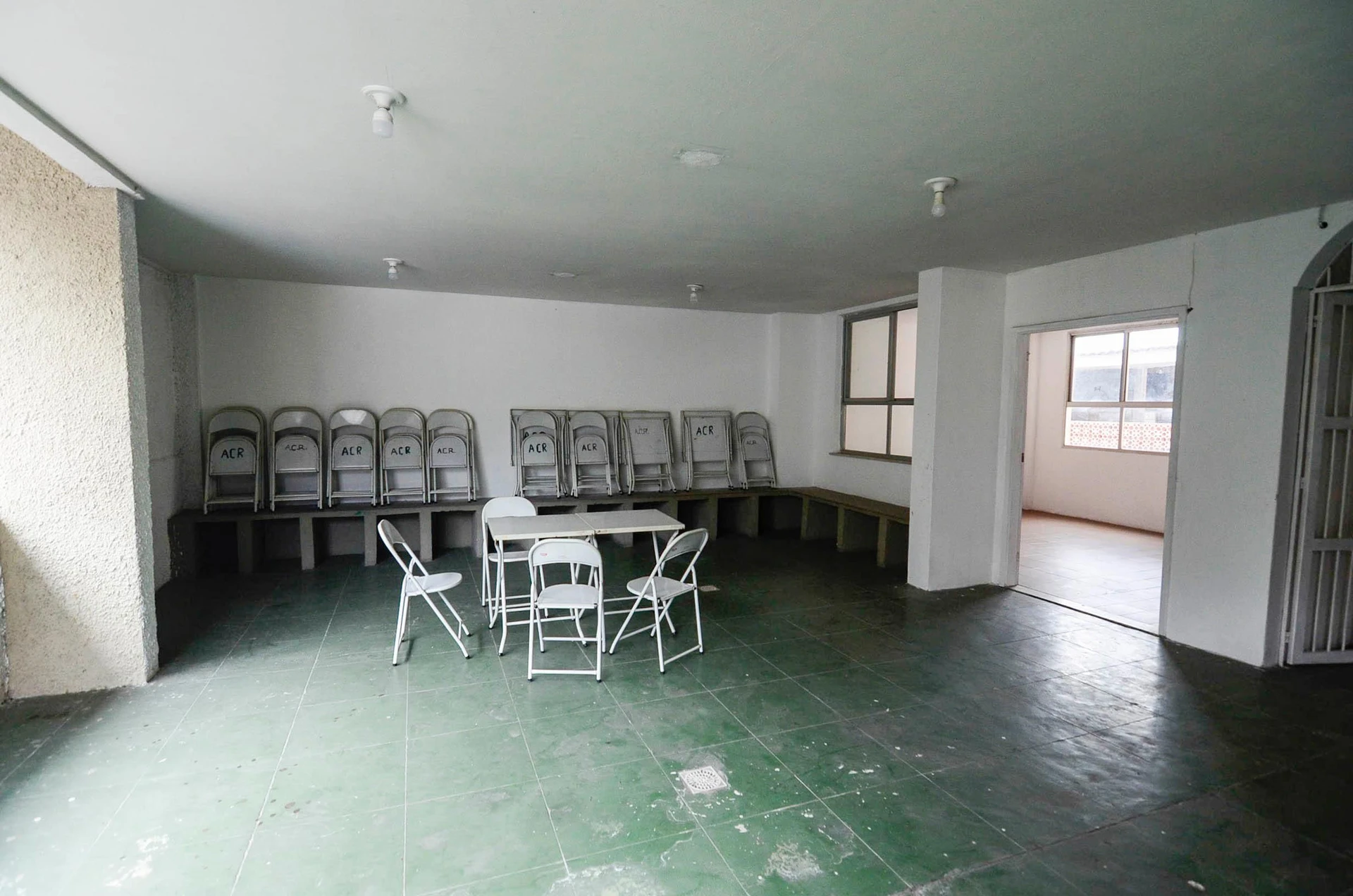 Unfurnished apartment with 2 bedrooms and a balcony — photo 11