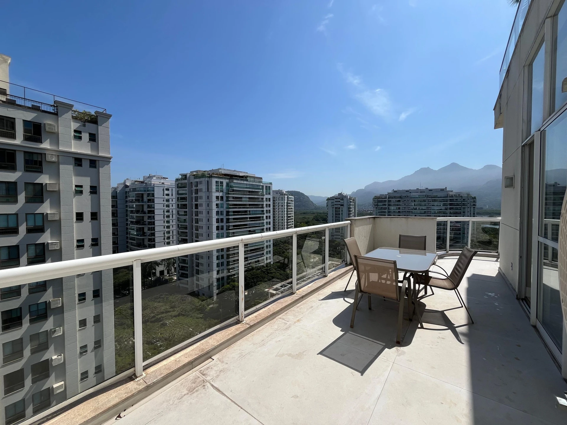 One-bedroom apartment with floor-to-ceiling windows — photo 15