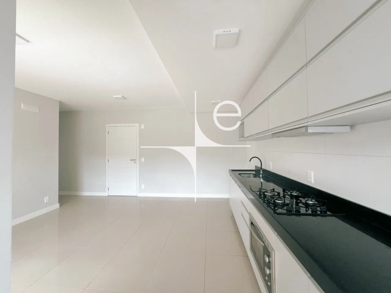 76 m² apartment with 2 bedrooms and a built-in balcony grill — photo 4