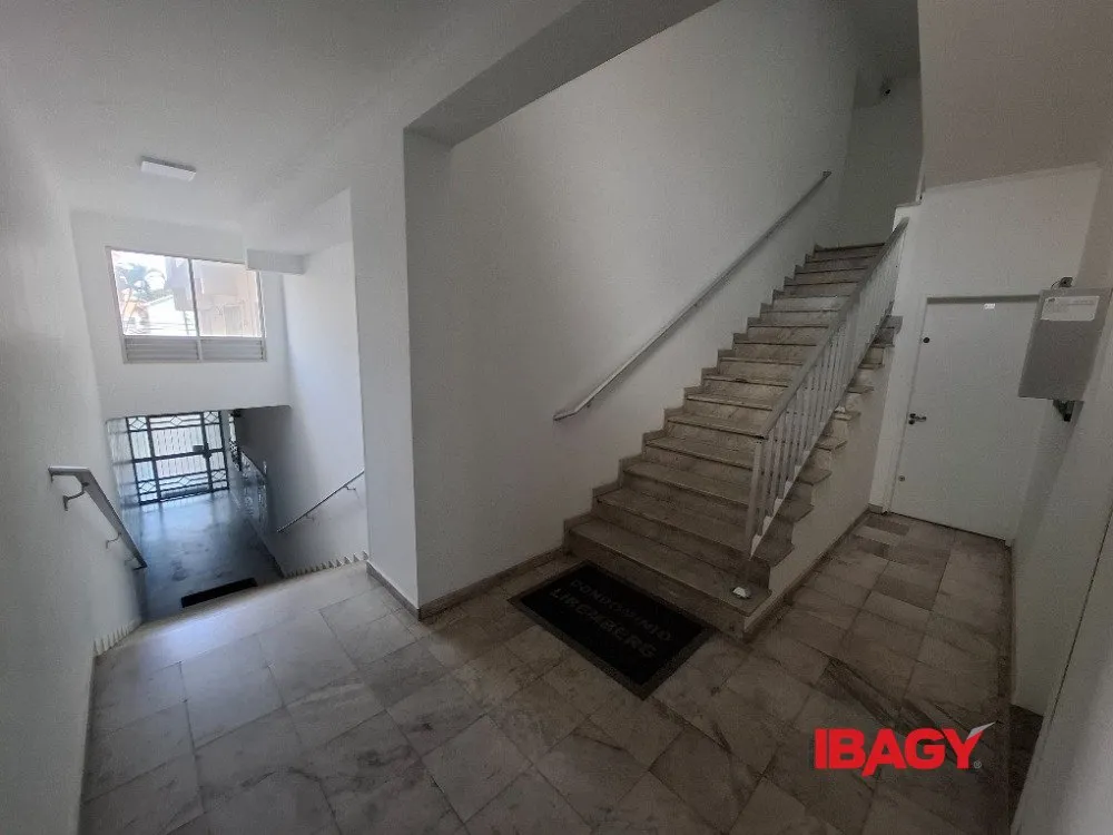 Apartamento de 4 dormitorios con chimenea y 1 suite — photo 24